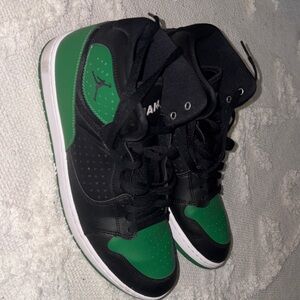 Jordan Men's Black and Green Sneakers